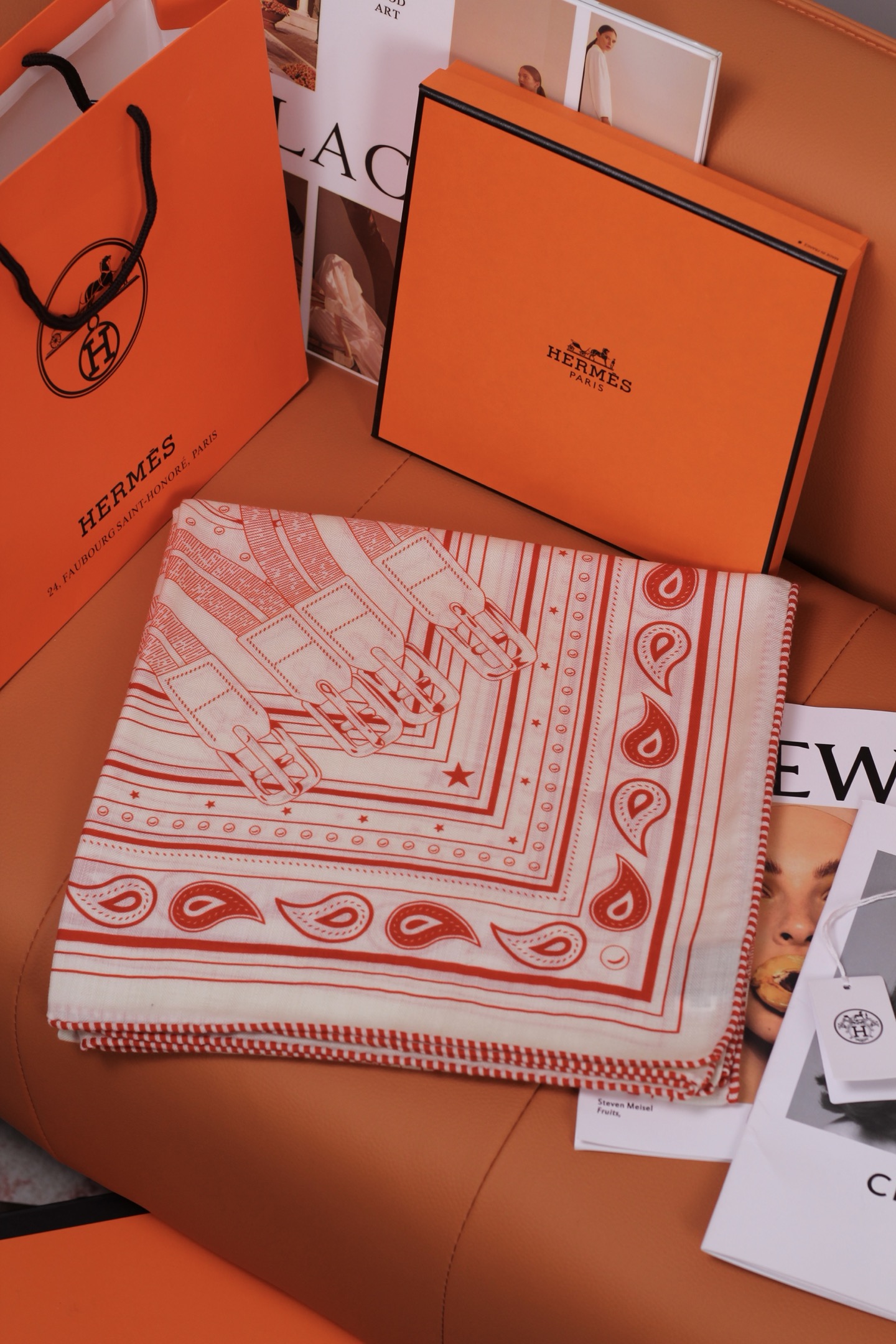 🆕 “马嚼锁环BANDANA”140披肩 手工卷边山羊绒和真丝混纺披肩(70%山羊绒,30%桑蚕丝)。 这款迷人的14 🆕 “马嚼锁环BANDANA”140披肩 手工卷边山羊绒和真丝混纺披肩(70%山羊绒,30%桑蚕丝)。 这款迷人的14