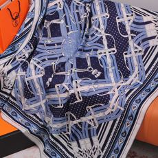 🆕 “马嚼锁环BANDANA”140披肩 手工卷边山羊绒和真丝混纺披肩(70%山羊绒,30%桑蚕丝)。 这款迷人的14 🆕 “马嚼锁环BANDANA”140披肩 手工卷边山羊绒和真丝混纺披肩(70%山羊绒,30%桑蚕丝)。 这款迷人的14