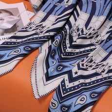 🆕 “马嚼锁环BANDANA”140披肩 手工卷边山羊绒和真丝混纺披肩(70%山羊绒,30%桑蚕丝)。 这款迷人的14 🆕 “马嚼锁环BANDANA”140披肩 手工卷边山羊绒和真丝混纺披肩(70%山羊绒,30%桑蚕丝)。 这款迷人的14