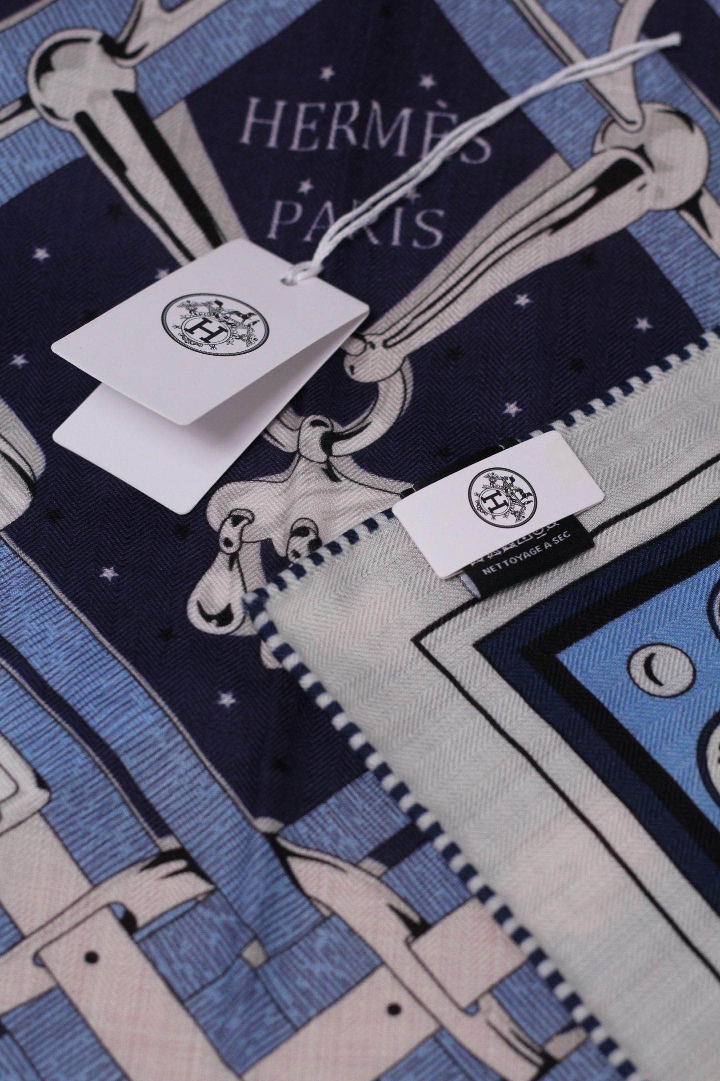🆕 “马嚼锁环BANDANA”140披肩 手工卷边山羊绒和真丝混纺披肩(70%山羊绒,30%桑蚕丝)。 这款迷人的14 🆕 “马嚼锁环BANDANA”140披肩 手工卷边山羊绒和真丝混纺披肩(70%山羊绒,30%桑蚕丝)。 这款迷人的14