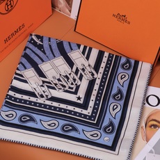 🆕 “马嚼锁环BANDANA”140披肩 手工卷边山羊绒和真丝混纺披肩(70%山羊绒,30%桑蚕丝)。 这款迷人的14 🆕 “马嚼锁环BANDANA”140披肩 手工卷边山羊绒和真丝混纺披肩(70%山羊绒,30%桑蚕丝)。 这款迷人的14