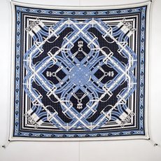 🆕 “马嚼锁环BANDANA”140披肩 手工卷边山羊绒和真丝混纺披肩(70%山羊绒,30%桑蚕丝)。 这款迷人的14 🆕 “马嚼锁环BANDANA”140披肩 手工卷边山羊绒和真丝混纺披肩(70%山羊绒,30%桑蚕丝)。 这款迷人的14
