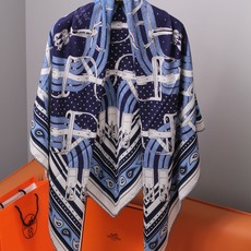 🆕 “马嚼锁环BANDANA”140披肩 手工卷边山羊绒和真丝混纺披肩(70%山羊绒,30%桑蚕丝)。 这款迷人的14 🆕 “马嚼锁环BANDANA”140披肩 手工卷边山羊绒和真丝混纺披肩(70%山羊绒,30%桑蚕丝)。 这款迷人的14