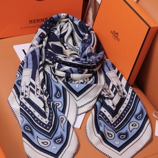 🆕 “马嚼锁环BANDANA”140披肩 手工卷边山羊绒和真丝混纺披肩(70%山羊绒,30%桑蚕丝)。 这款迷人的14 🆕 “马嚼锁环BANDANA”140披肩 手工卷边山羊绒和真丝混纺披肩(70%山羊绒,30%桑蚕丝)。 这款迷人的14