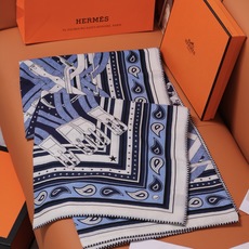 🆕 “马嚼锁环BANDANA”140披肩 手工卷边山羊绒和真丝混纺披肩(70%山羊绒,30%桑蚕丝)。 这款迷人的14 🆕 “马嚼锁环BANDANA”140披肩 手工卷边山羊绒和真丝混纺披肩(70%山羊绒,30%桑蚕丝)。 这款迷人的14