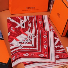 🆕 “马嚼锁环BANDANA”140披肩 手工卷边山羊绒和真丝混纺披肩(70%山羊绒,30%桑蚕丝)。 这款迷人的14 🆕 “马嚼锁环BANDANA”140披肩 手工卷边山羊绒和真丝混纺披肩(70%山羊绒,30%桑蚕丝)。 这款迷人的14