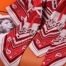 🆕 “马嚼锁环BANDANA”140披肩 手工卷边山羊绒和真丝混纺披肩(70%山羊绒,30%桑蚕丝)。 这款迷人的14 🆕 “马嚼锁环BANDANA”140披肩 手工卷边山羊绒和真丝混纺披肩(70%山羊绒,30%桑蚕丝)。 这款迷人的14