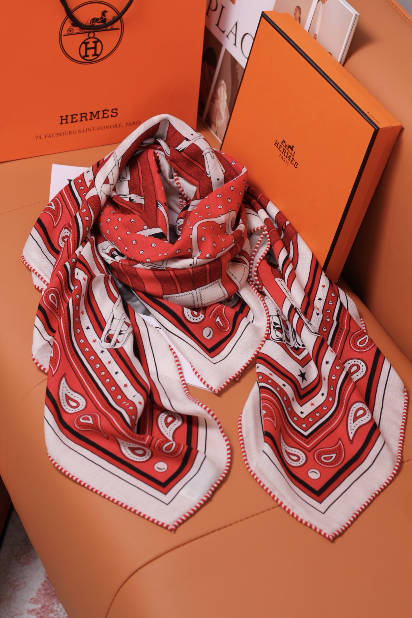 🆕 “马嚼锁环BANDANA”140披肩 手工卷边山羊绒和真丝混纺披肩(70%山羊绒,30%桑蚕丝)。 这款迷人的14 🆕 “马嚼锁环BANDANA”140披肩 手工卷边山羊绒和真丝混纺披肩(70%山羊绒,30%桑蚕丝)。 这款迷人的14