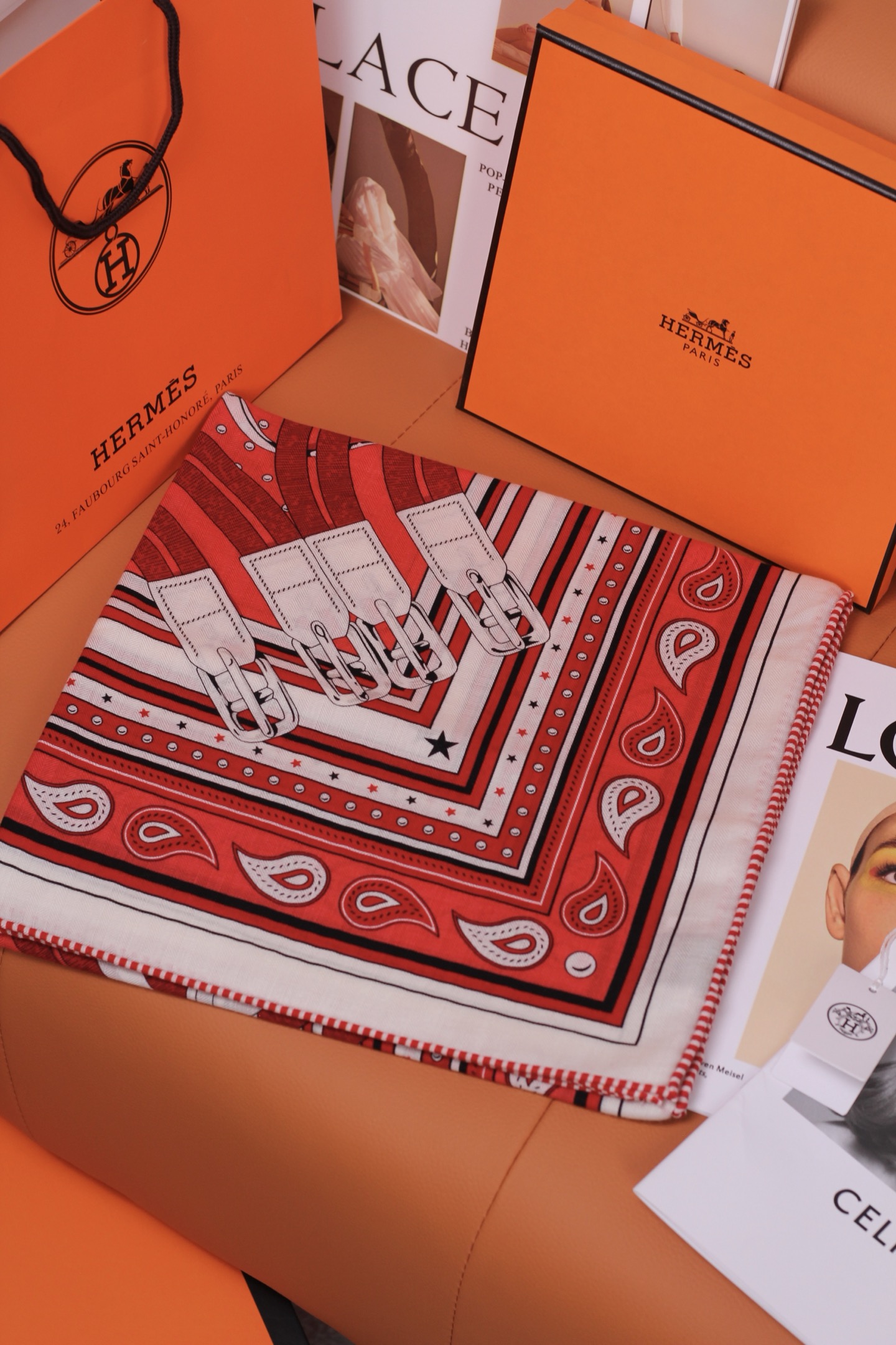 🆕 “马嚼锁环BANDANA”140披肩 手工卷边山羊绒和真丝混纺披肩(70%山羊绒,30%桑蚕丝)。 这款迷人的14 🆕 “马嚼锁环BANDANA”140披肩 手工卷边山羊绒和真丝混纺披肩(70%山羊绒,30%桑蚕丝)。 这款迷人的14