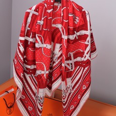 🆕 “马嚼锁环BANDANA”140披肩 手工卷边山羊绒和真丝混纺披肩(70%山羊绒,30%桑蚕丝)。 这款迷人的14 🆕 “马嚼锁环BANDANA”140披肩 手工卷边山羊绒和真丝混纺披肩(70%山羊绒,30%桑蚕丝)。 这款迷人的14