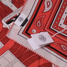 🆕 “马嚼锁环BANDANA”140披肩 手工卷边山羊绒和真丝混纺披肩(70%山羊绒,30%桑蚕丝)。 这款迷人的14 🆕 “马嚼锁环BANDANA”140披肩 手工卷边山羊绒和真丝混纺披肩(70%山羊绒,30%桑蚕丝)。 这款迷人的14