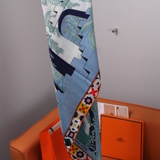 🆕 “四方之风宫殿”140 双面方巾 手工卷边丝绒披肩。 这款迷人的140披肩令您散发内在优雅和从容自信。此柔软轻盈 🆕 “四方之风宫殿”140 双面方巾 手工卷边丝绒披肩。 这款迷人的140披肩令您散发内在优雅和从容自信。此柔软轻盈