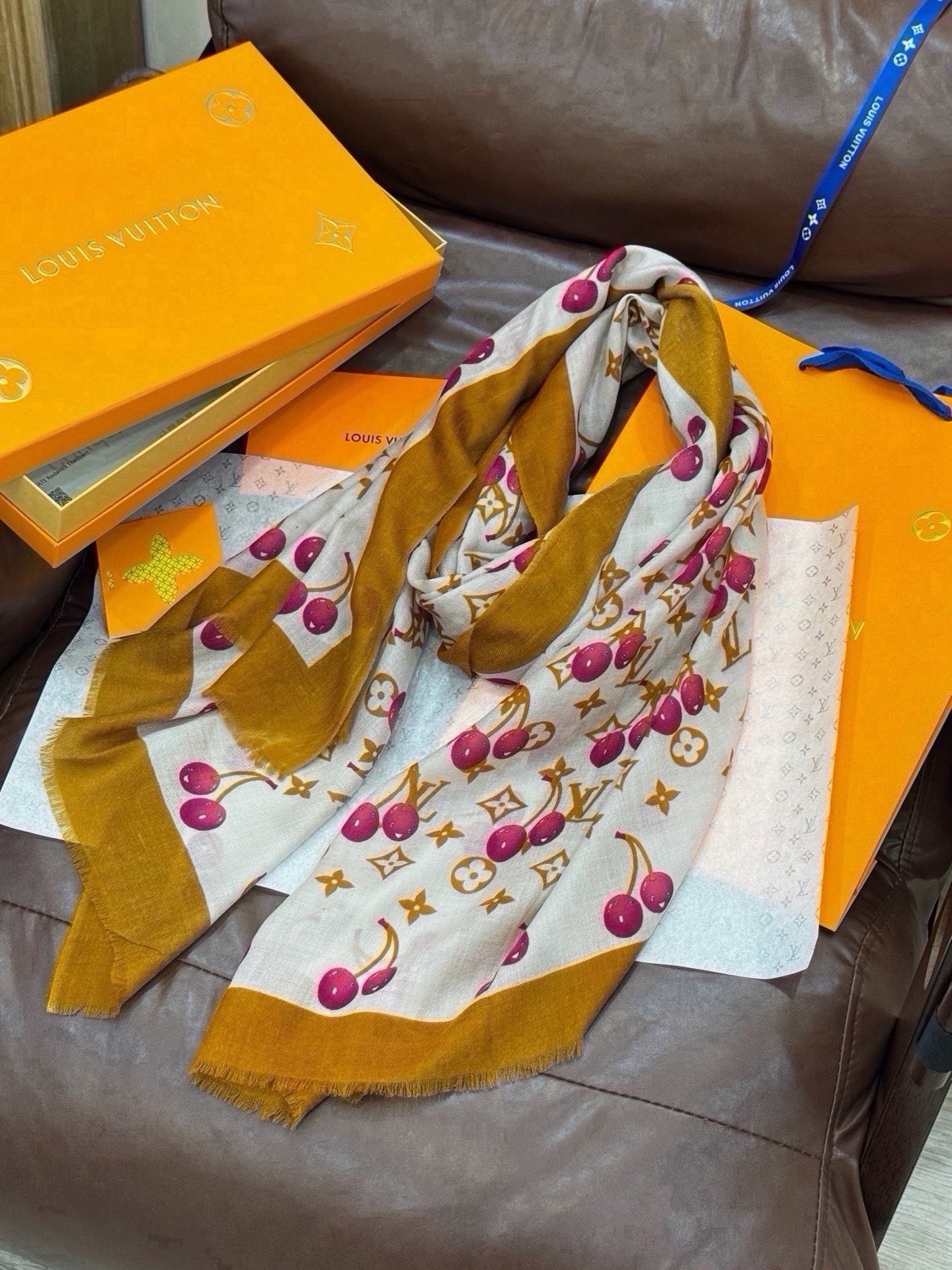 🆕  上新💕 🔥新款樱桃LV羊绒方巾  LV x TM Monogram Cerise 出自路易威登 x 村上隆复刻系列