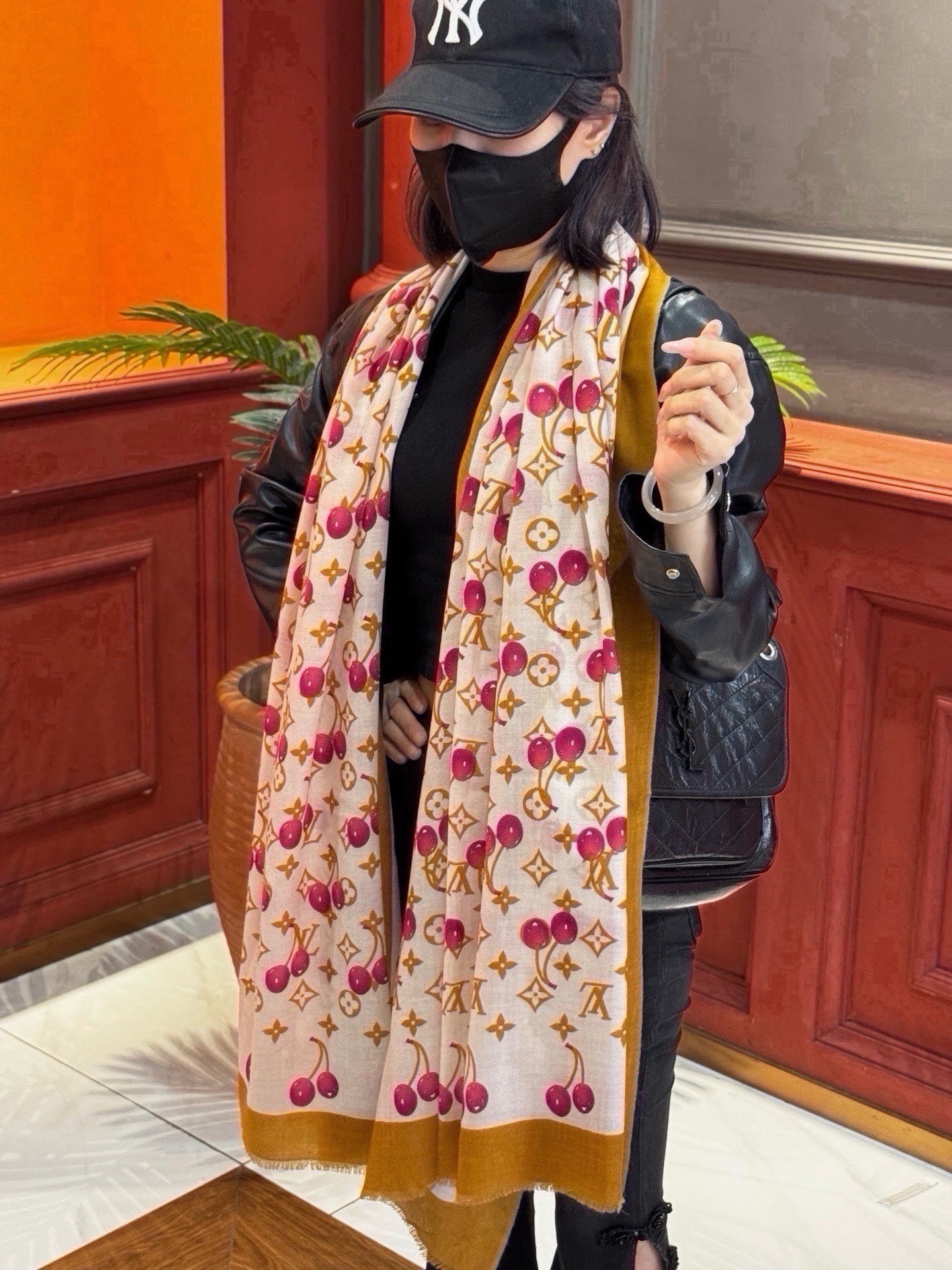 🆕  上新💕 🔥新款樱桃LV羊绒方巾  LV x TM Monogram Cerise 出自路易威登 x 村上隆复刻系列