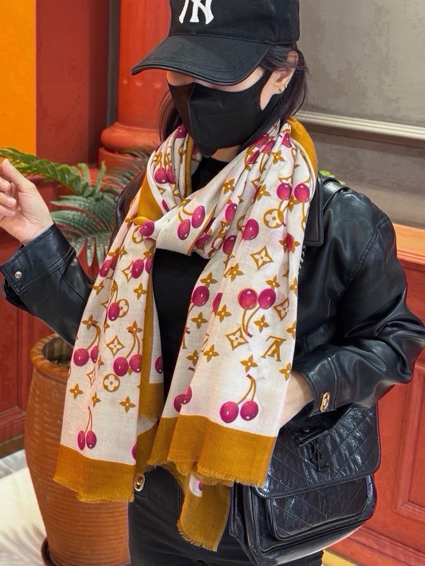 🆕  上新💕 🔥新款樱桃LV羊绒方巾  LV x TM Monogram Cerise 出自路易威登 x 村上隆复刻系列