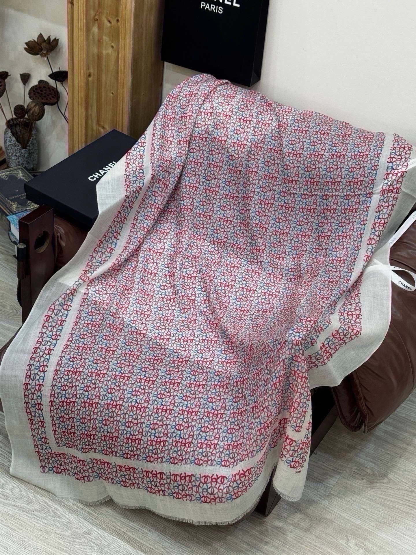🆕  💟新款 💟CHANEL香奈儿经典元素设计优雅大方，绕在颈间超级完美💋💋简直人间的尤物😍 专柜品质[玫瑰]长巾100