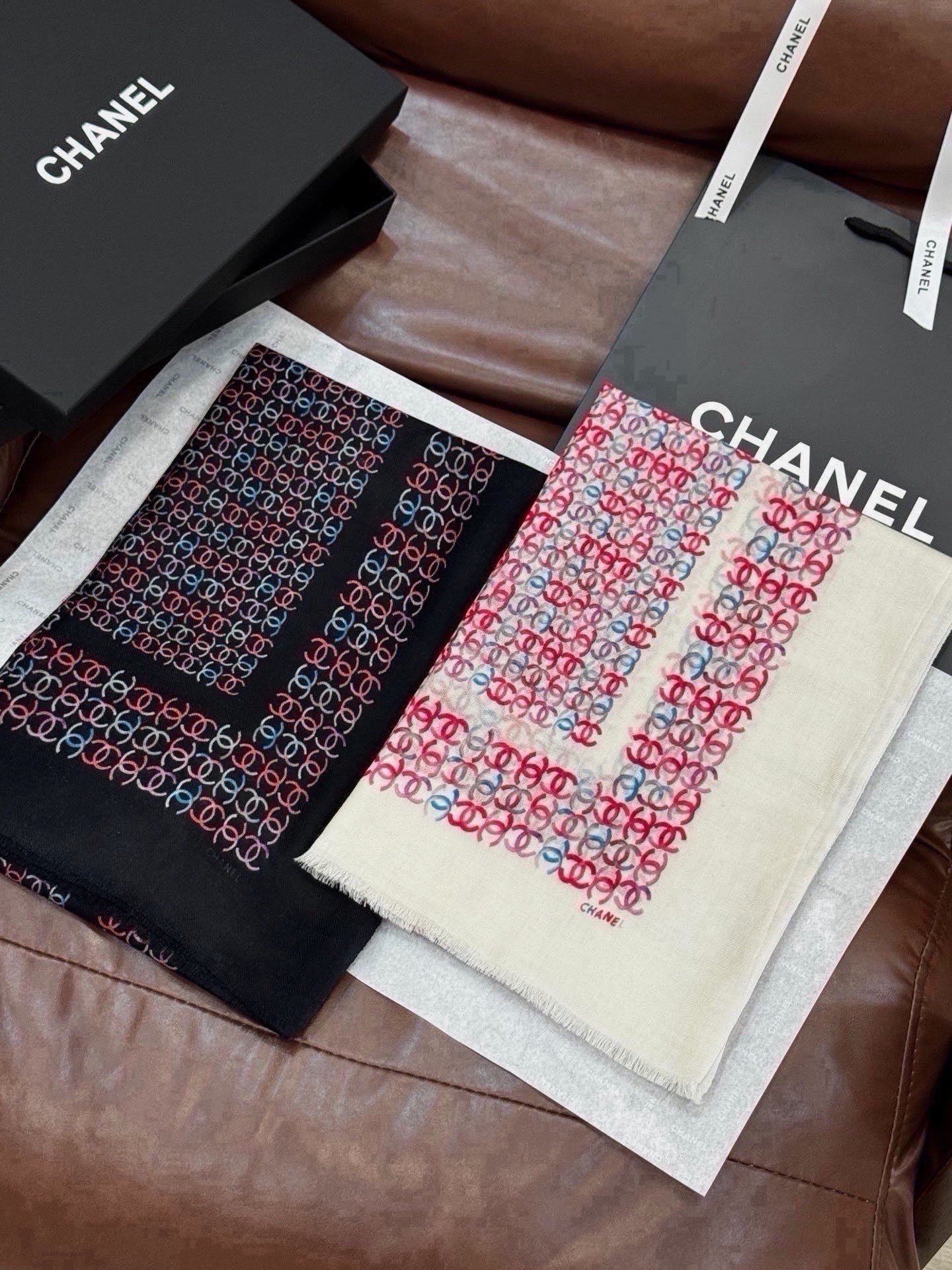 🆕  💟新款 💟CHANEL香奈儿经典元素设计优雅大方，绕在颈间超级完美💋💋简直人间的尤物😍 专柜品质[玫瑰]长巾100