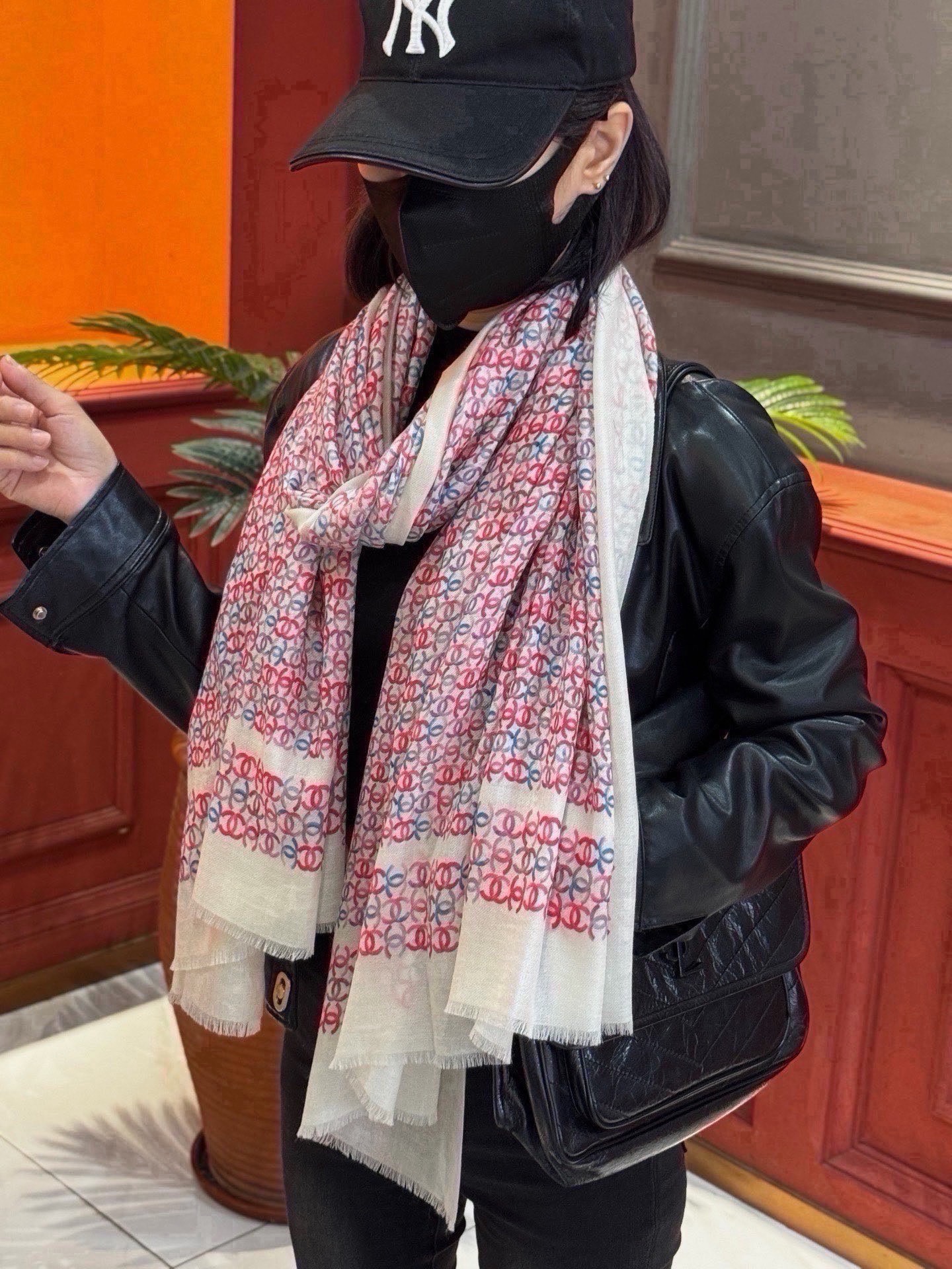 🆕  💟新款 💟CHANEL香奈儿经典元素设计优雅大方，绕在颈间超级完美💋💋简直人间的尤物😍 专柜品质[玫瑰]长巾100