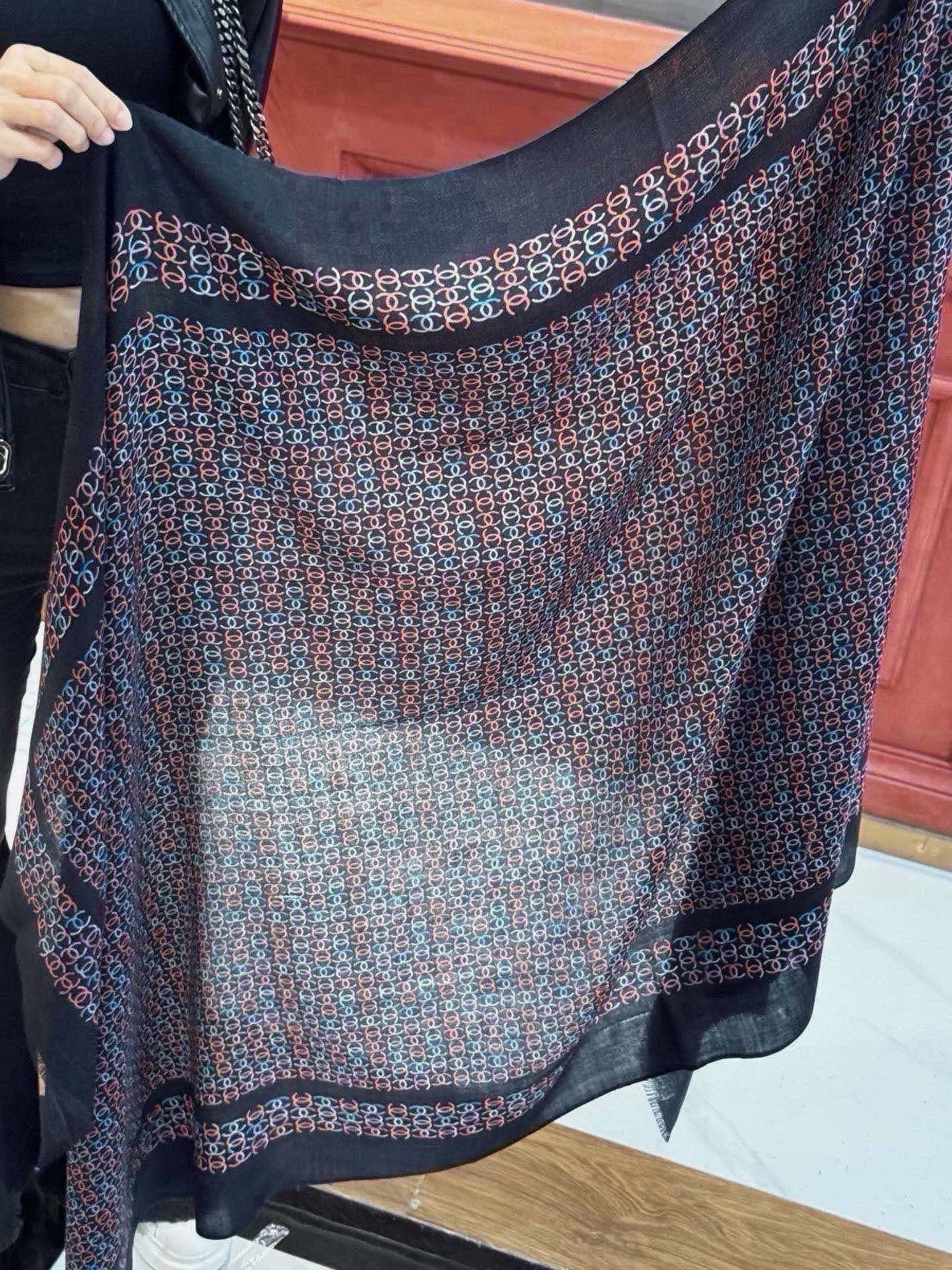🆕  💟新款 💟CHANEL香奈儿经典元素设计优雅大方，绕在颈间超级完美💋💋简直人间的尤物😍 专柜品质[玫瑰]长巾100