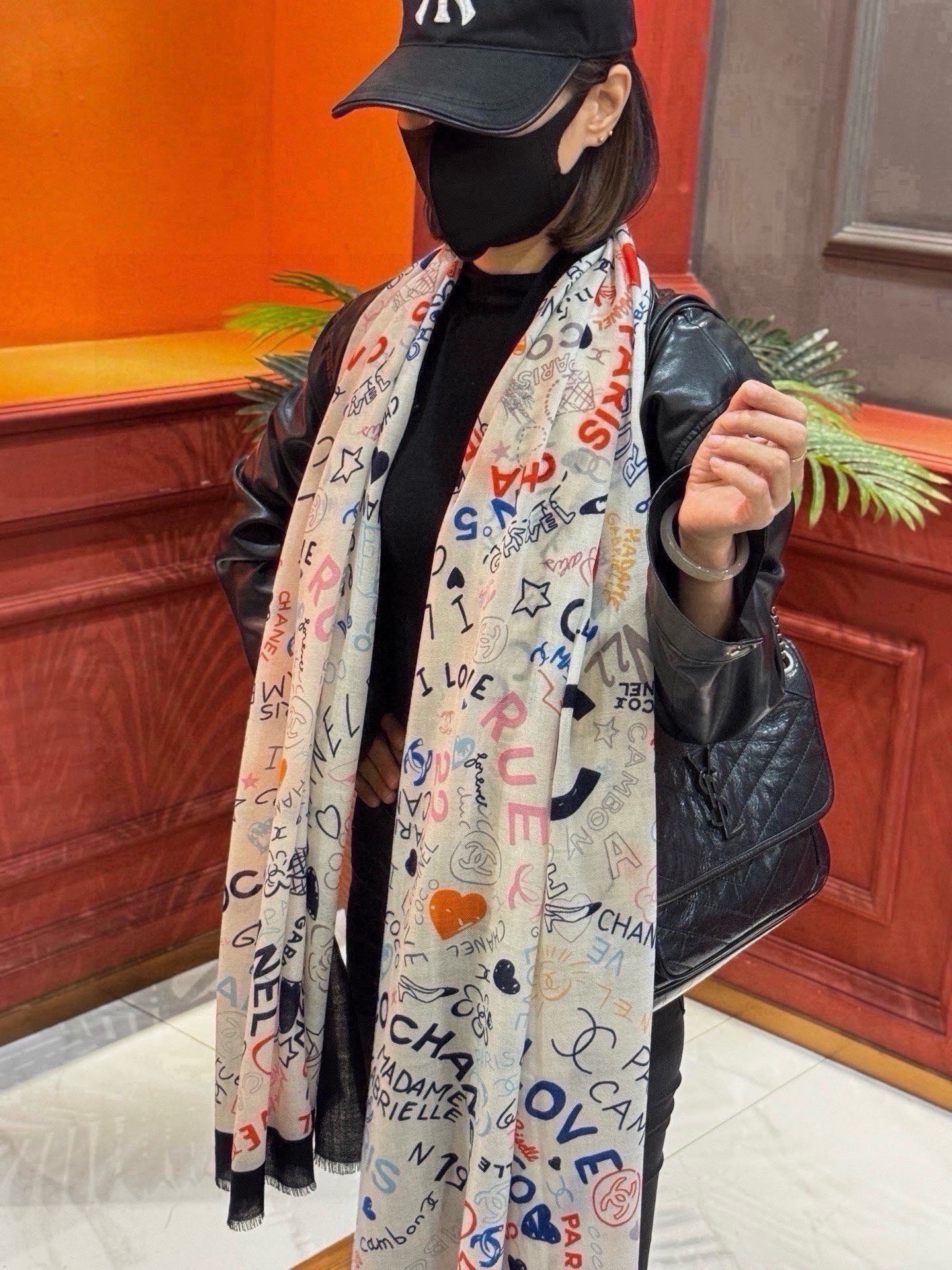 🆕  💟新款 💟CHANEL香奈儿经典元素设计优雅大方，绕在颈间超级完美💋💋简直人间的尤物😍 专柜品质[玫瑰]长巾100