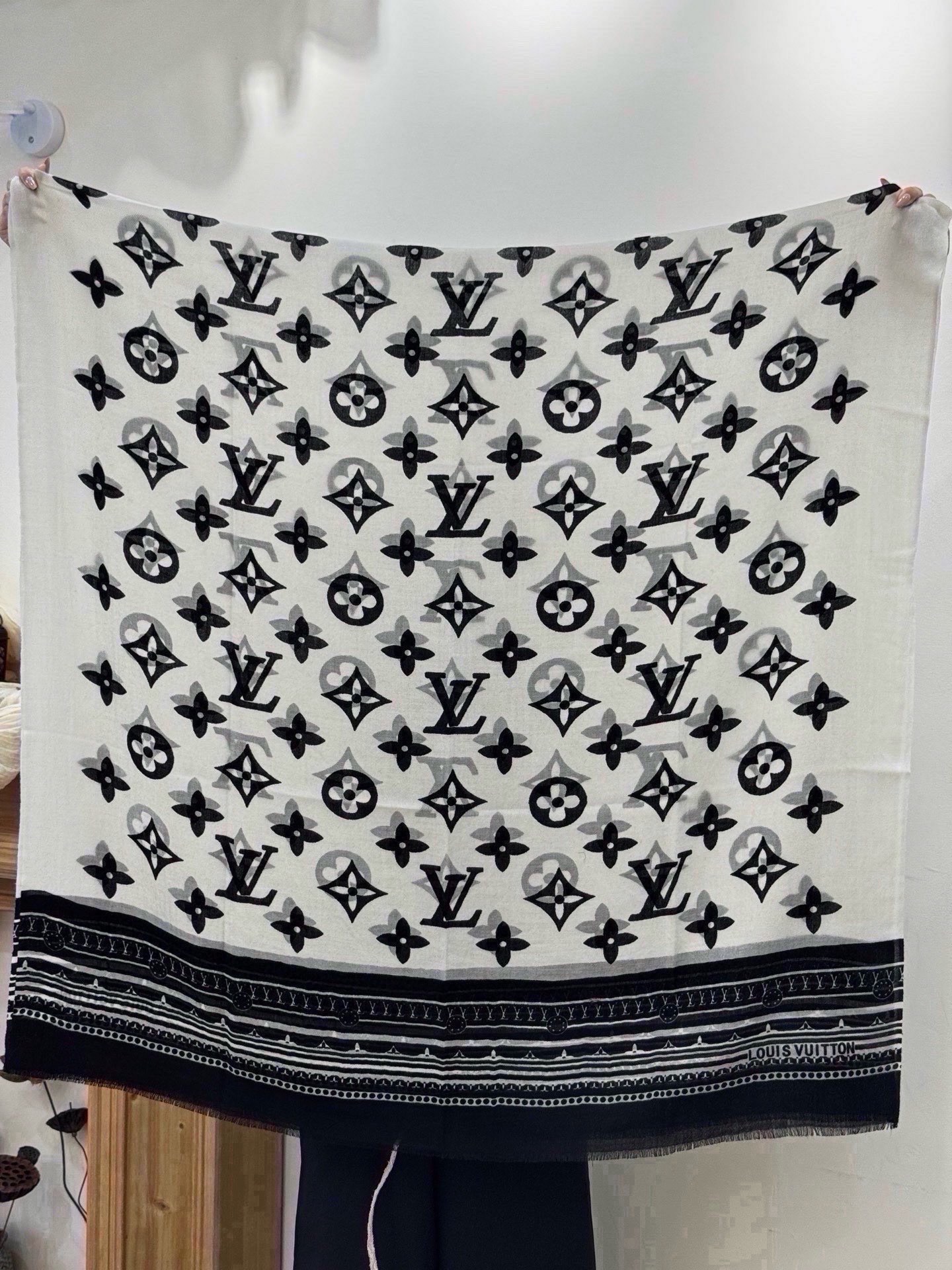 🆕  💟Iv最火的村上隆三彩羊绒长巾出货了！也可做装裱画，绝美无比，尽显时尚高端大气奢华风格！年度最佳爆款 ！材质是百分