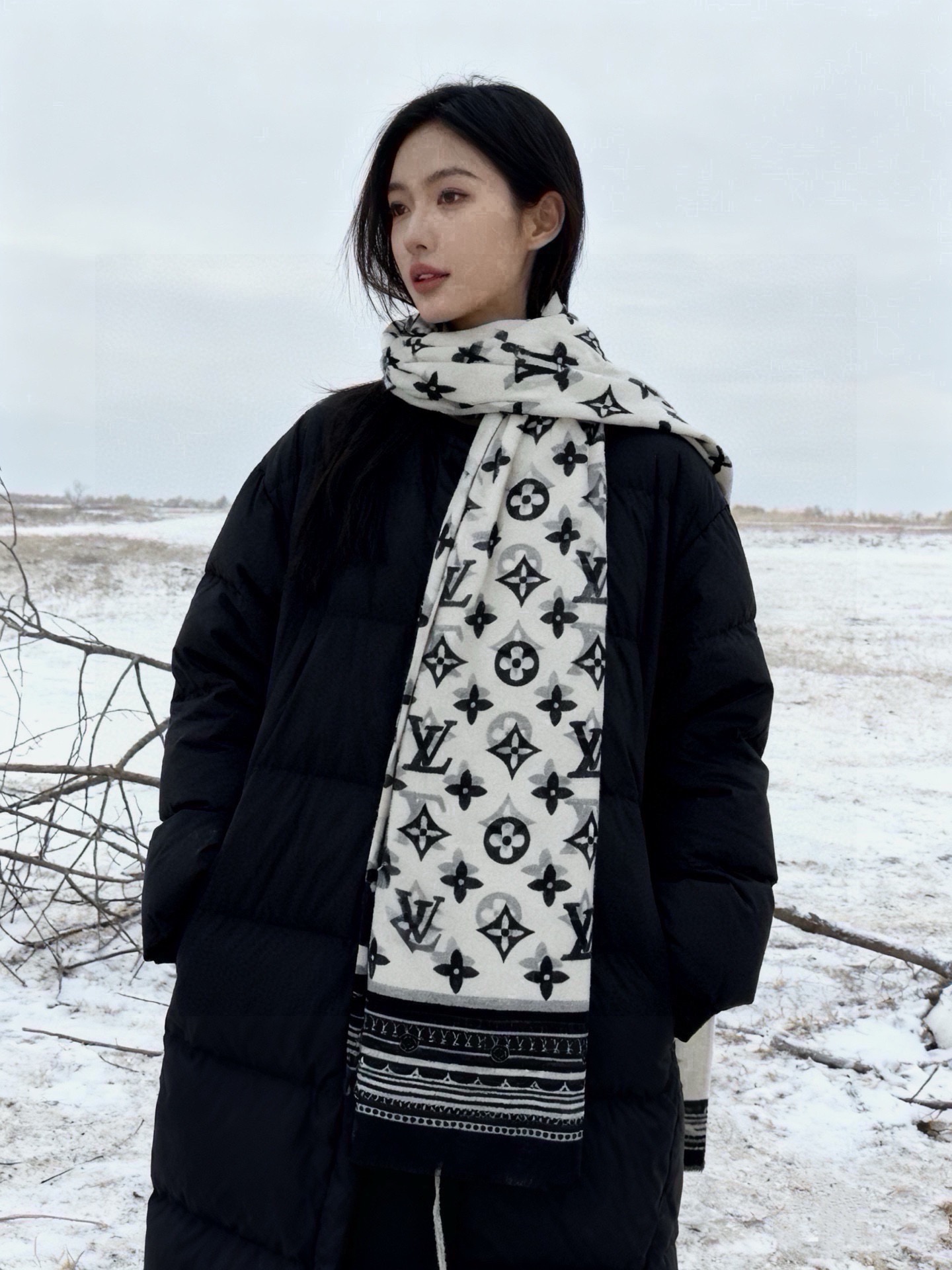 🆕  💟Iv最火的村上隆三彩羊绒长巾出货了！也可做装裱画，绝美无比，尽显时尚高端大气奢华风格！年度最佳爆款 ！材质是百分