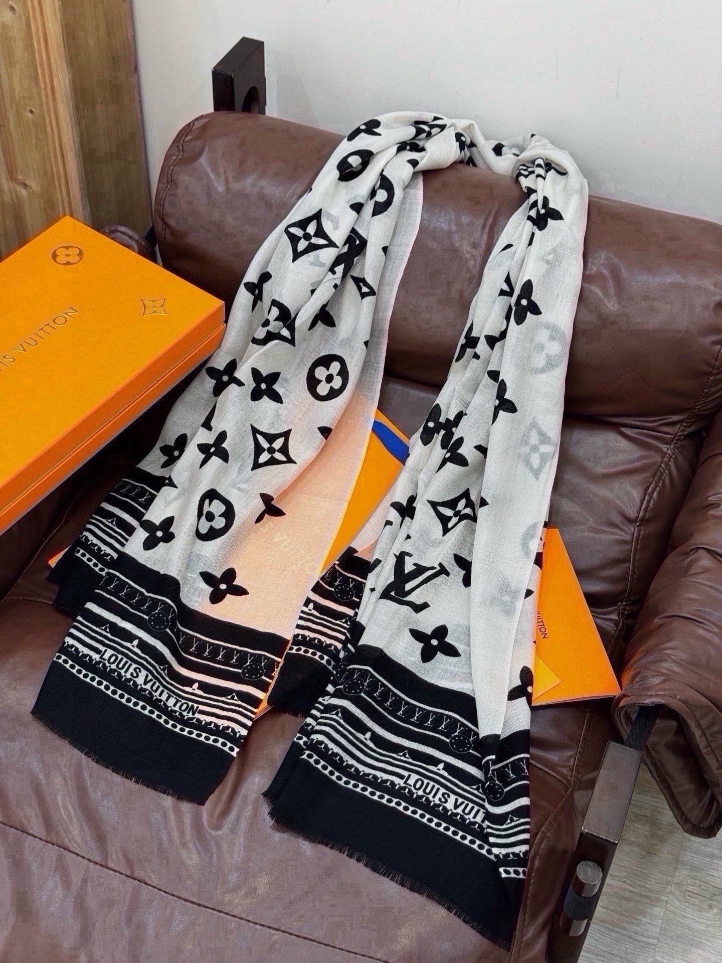 🆕  💟Iv最火的村上隆三彩羊绒长巾出货了！也可做装裱画，绝美无比，尽显时尚高端大气奢华风格！年度最佳爆款 ！材质是百分