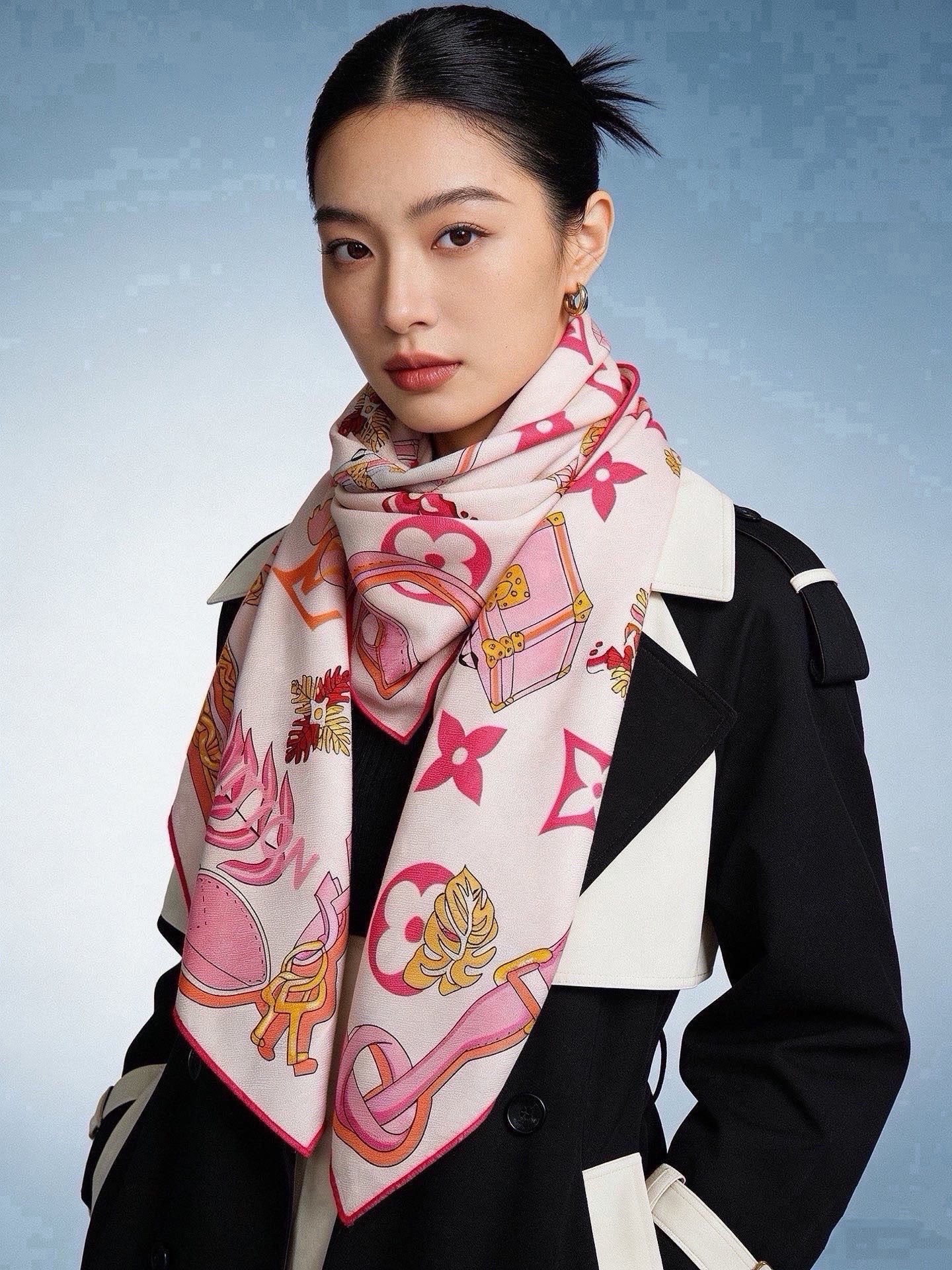 🆕  LV x TM 140披肩 【140顶级丝绒双面同色披肩】 本款L Multicolor披肩出自路易威登与知名日本
