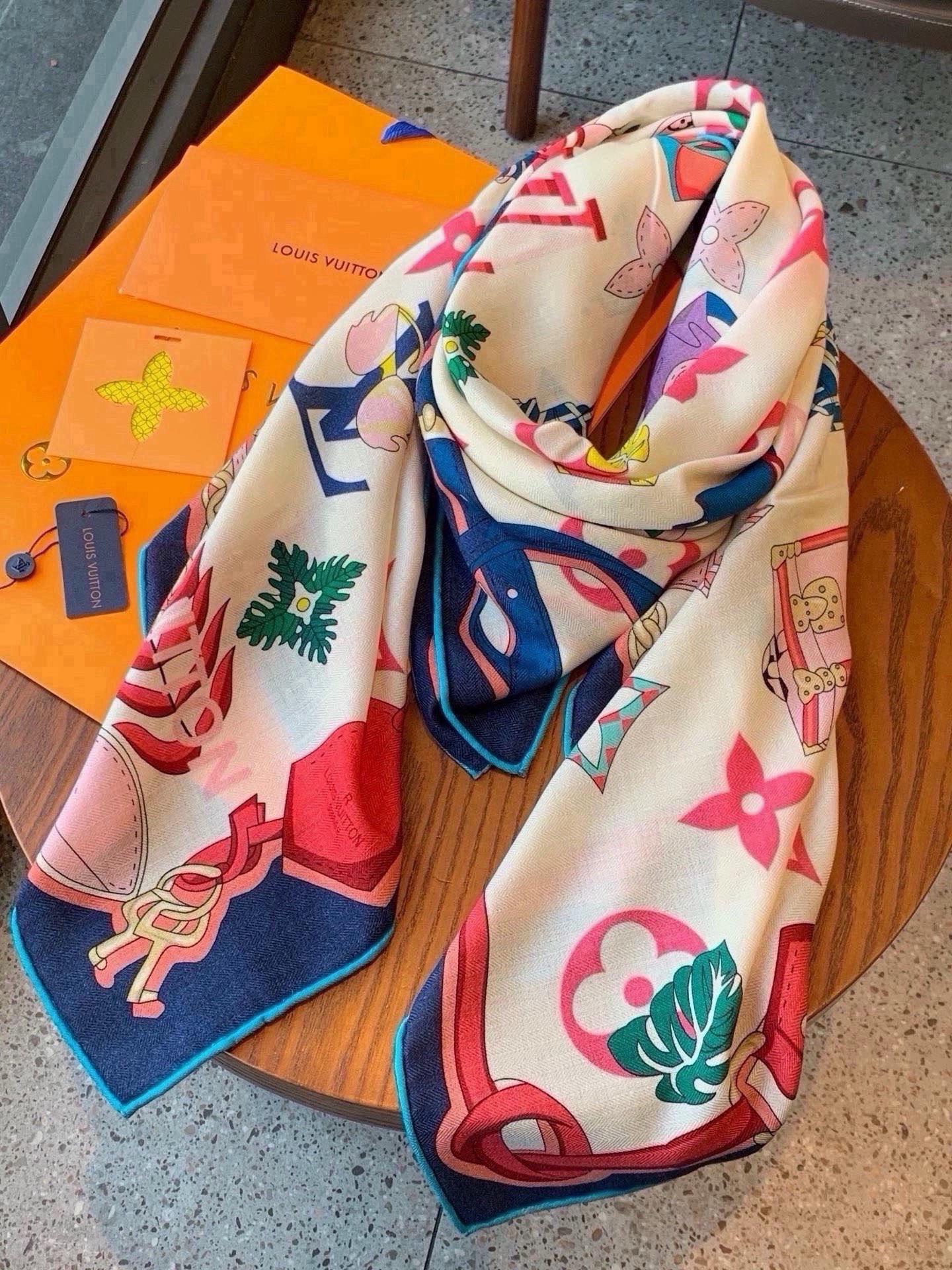 🆕  LV x TM 140披肩 【140顶级丝绒双面同色披肩】 本款L Multicolor披肩出自路易威登与知名日本