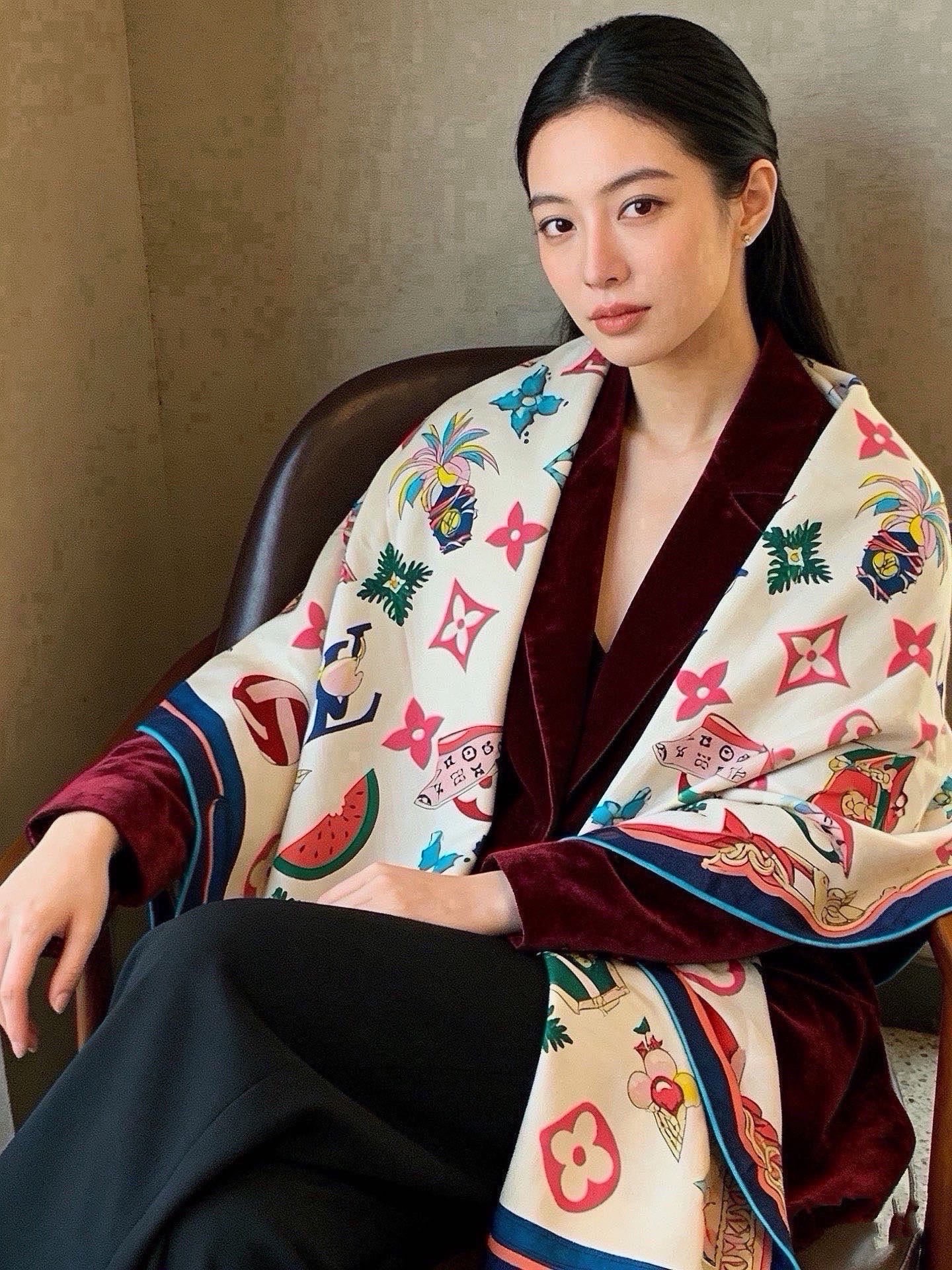 🆕  LV x TM 140披肩 【140顶级丝绒双面同色披肩】 本款L Multicolor披肩出自路易威登与知名日本