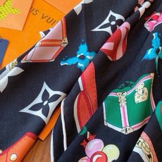 🆕 LV x TM 140披肩 【140顶级丝绒双面同色披肩】 本款L Multicolor披肩出自路易威登与知名日本 🆕 LV x TM 140披肩 【140顶级丝绒双面同色披肩】 本款L Multicolor披肩出自路易威登与知名日本