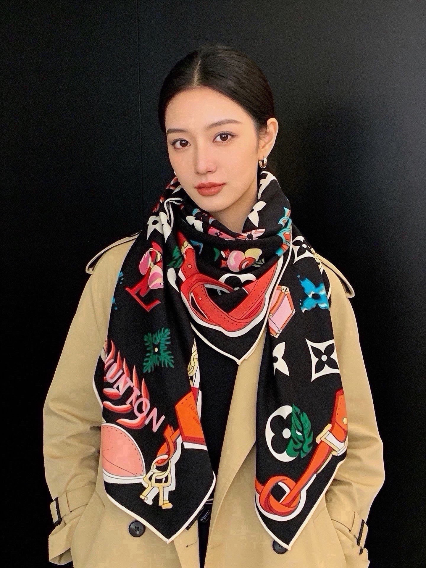 🆕  LV x TM 140披肩 【140顶级丝绒双面同色披肩】 本款L Multicolor披肩出自路易威登与知名日本
