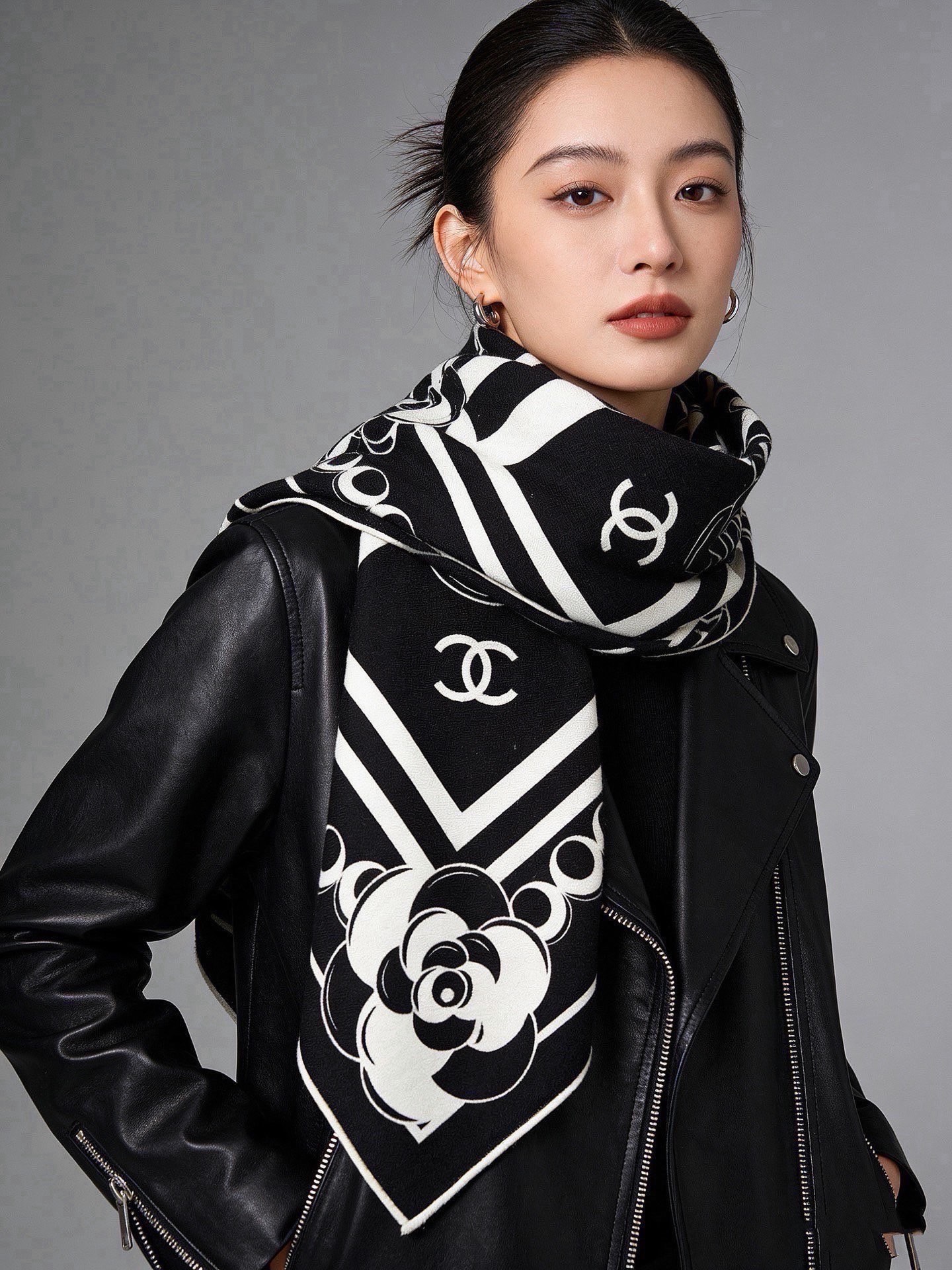 🆕   高级成衣系列～Chanel  【140双面同色丝绒披肩】 此系列谱写一曲自由轻灵的赞歌 本系列作品创新演绎品牌的