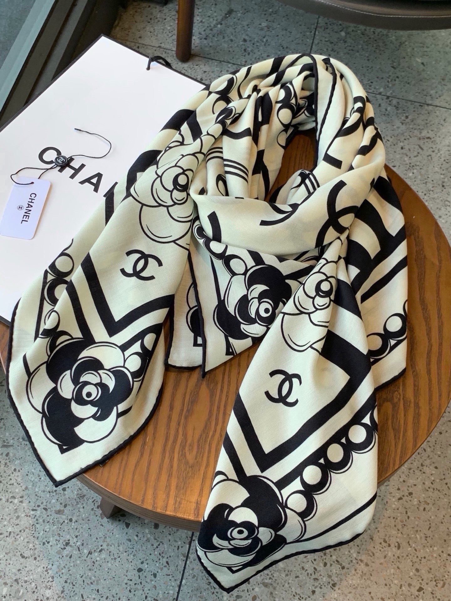🆕   高级成衣系列～Chanel  【140双面同色丝绒披肩】 此系列谱写一曲自由轻灵的赞歌 本系列作品创新演绎品牌的