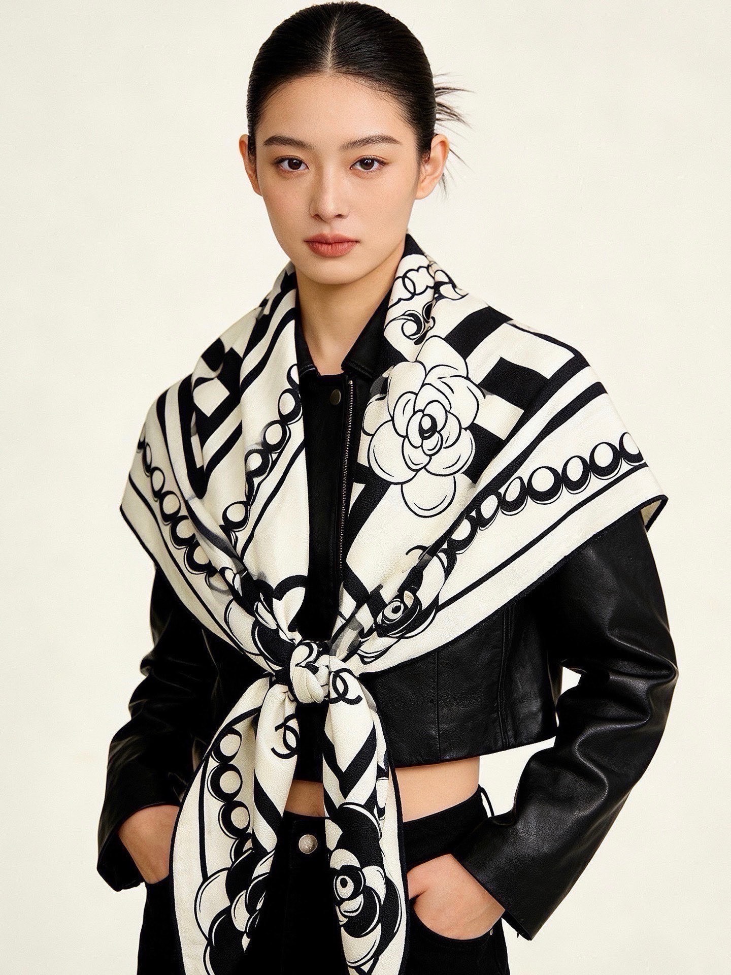 🆕   高级成衣系列～Chanel  【140双面同色丝绒披肩】 此系列谱写一曲自由轻灵的赞歌 本系列作品创新演绎品牌的