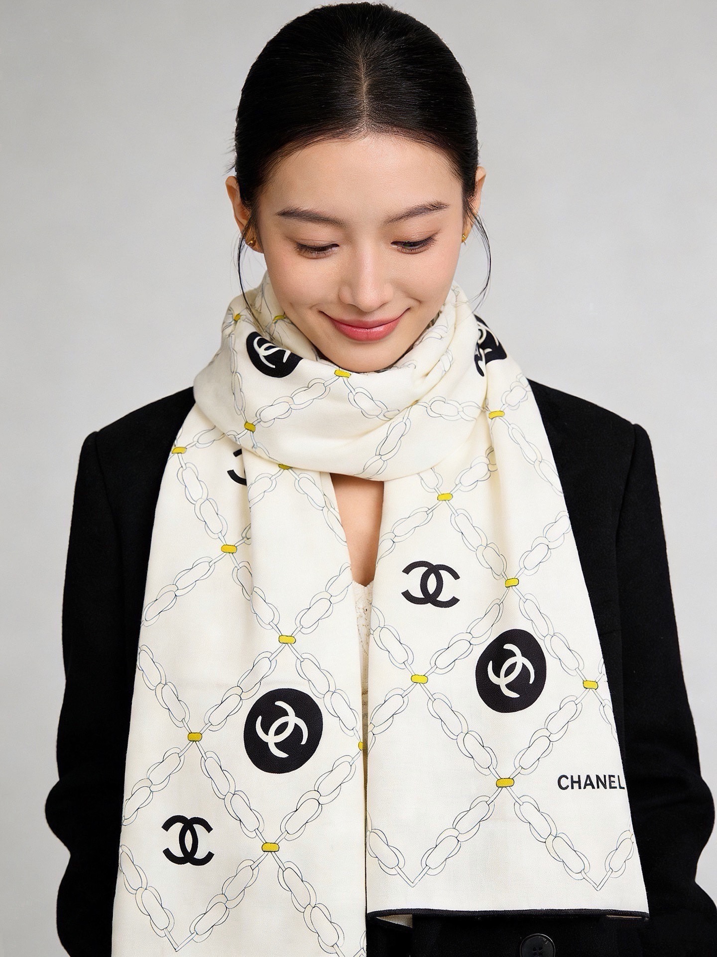 🆕   高级成衣系列～Chanel  【140双面同色丝绒披肩】 此系列谱写一曲自由轻灵的赞歌 本系列作品创新演绎品牌的