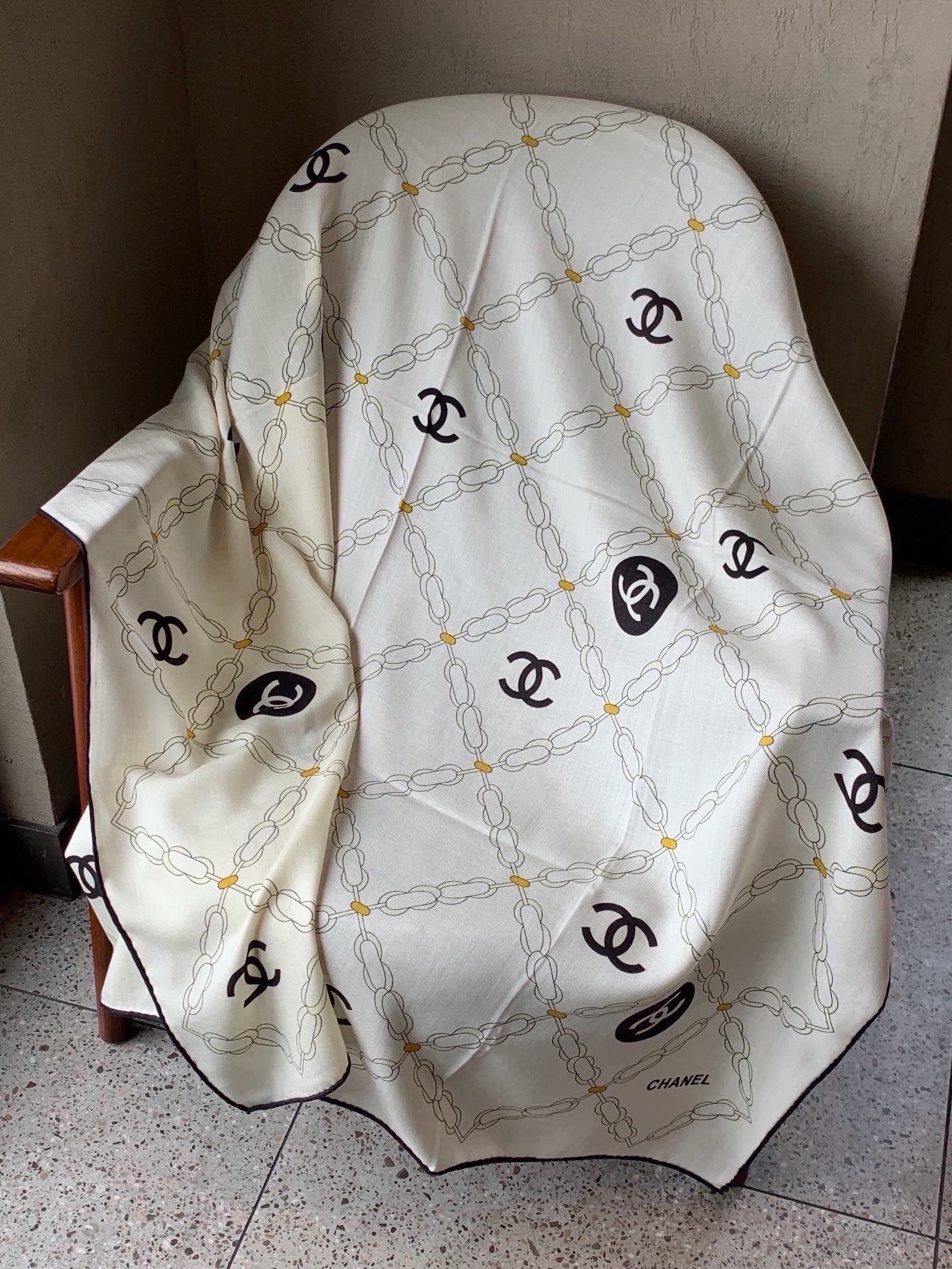 🆕 高级成衣系列~Chanel 【140双面同色丝绒披肩】 此系列谱写一曲自由轻灵的赞歌 本系列作品创新演绎品牌的 🆕 高级成衣系列~Chanel 【140双面同色丝绒披肩】 此系列谱写一曲自由轻灵的赞歌 本系列作品创新演绎品牌的