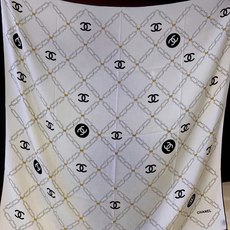 🆕 高级成衣系列~Chanel 【140双面同色丝绒披肩】 此系列谱写一曲自由轻灵的赞歌 本系列作品创新演绎品牌的 🆕 高级成衣系列~Chanel 【140双面同色丝绒披肩】 此系列谱写一曲自由轻灵的赞歌 本系列作品创新演绎品牌的