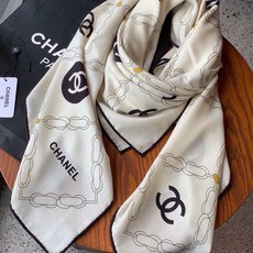 🆕 高级成衣系列~Chanel 【140双面同色丝绒披肩】 此系列谱写一曲自由轻灵的赞歌 本系列作品创新演绎品牌的 🆕 高级成衣系列~Chanel 【140双面同色丝绒披肩】 此系列谱写一曲自由轻灵的赞歌 本系列作品创新演绎品牌的