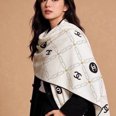 🆕 高级成衣系列~Chanel 【140双面同色丝绒披肩】 此系列谱写一曲自由轻灵的赞歌 本系列作品创新演绎品牌的 🆕 高级成衣系列~Chanel 【140双面同色丝绒披肩】 此系列谱写一曲自由轻灵的赞歌 本系列作品创新演绎品牌的