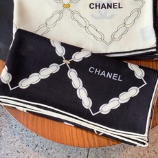 🆕 高级成衣系列~Chanel 【140双面同色丝绒披肩】 此系列谱写一曲自由轻灵的赞歌 本系列作品创新演绎品牌的 🆕 高级成衣系列~Chanel 【140双面同色丝绒披肩】 此系列谱写一曲自由轻灵的赞歌 本系列作品创新演绎品牌的