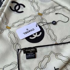 🆕 高级成衣系列~Chanel 【140双面同色丝绒披肩】 此系列谱写一曲自由轻灵的赞歌 本系列作品创新演绎品牌的 🆕 高级成衣系列~Chanel 【140双面同色丝绒披肩】 此系列谱写一曲自由轻灵的赞歌 本系列作品创新演绎品牌的