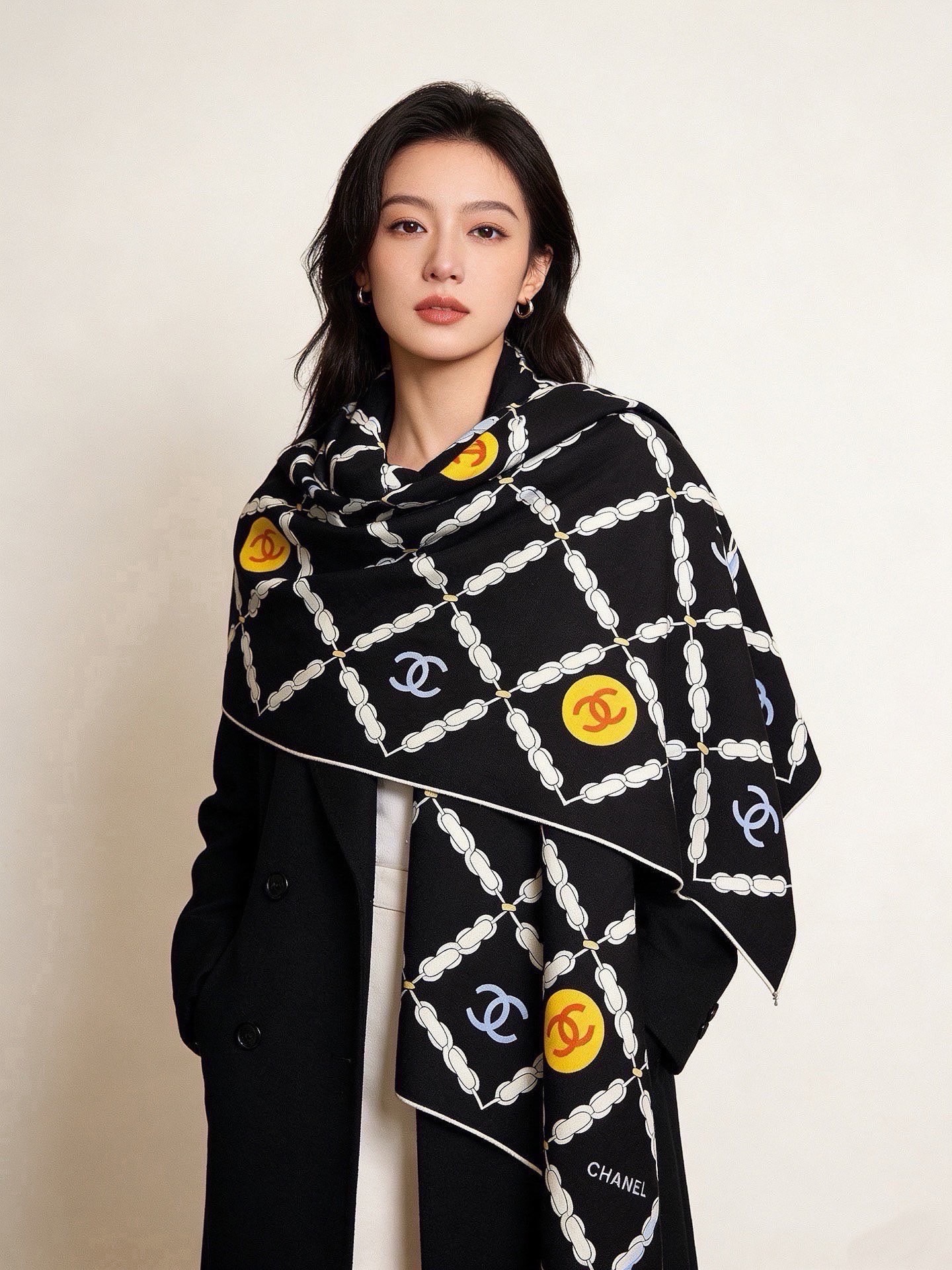 🆕 高级成衣系列~Chanel 【140双面同色丝绒披肩】 此系列谱写一曲自由轻灵的赞歌 本系列作品创新演绎品牌的 🆕 高级成衣系列~Chanel 【140双面同色丝绒披肩】 此系列谱写一曲自由轻灵的赞歌 本系列作品创新演绎品牌的
