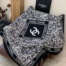 🆕 高级成衣系列~Chanel 【140双面同色丝绒披肩】 此系列谱写一曲自由轻灵的赞歌 本系列作品创新演绎品牌的 🆕 高级成衣系列~Chanel 【140双面同色丝绒披肩】 此系列谱写一曲自由轻灵的赞歌 本系列作品创新演绎品牌的