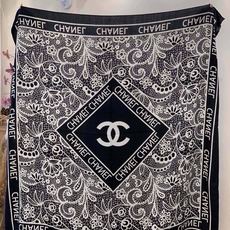 🆕 高级成衣系列~Chanel 【140双面同色丝绒披肩】 此系列谱写一曲自由轻灵的赞歌 本系列作品创新演绎品牌的 🆕 高级成衣系列~Chanel 【140双面同色丝绒披肩】 此系列谱写一曲自由轻灵的赞歌 本系列作品创新演绎品牌的