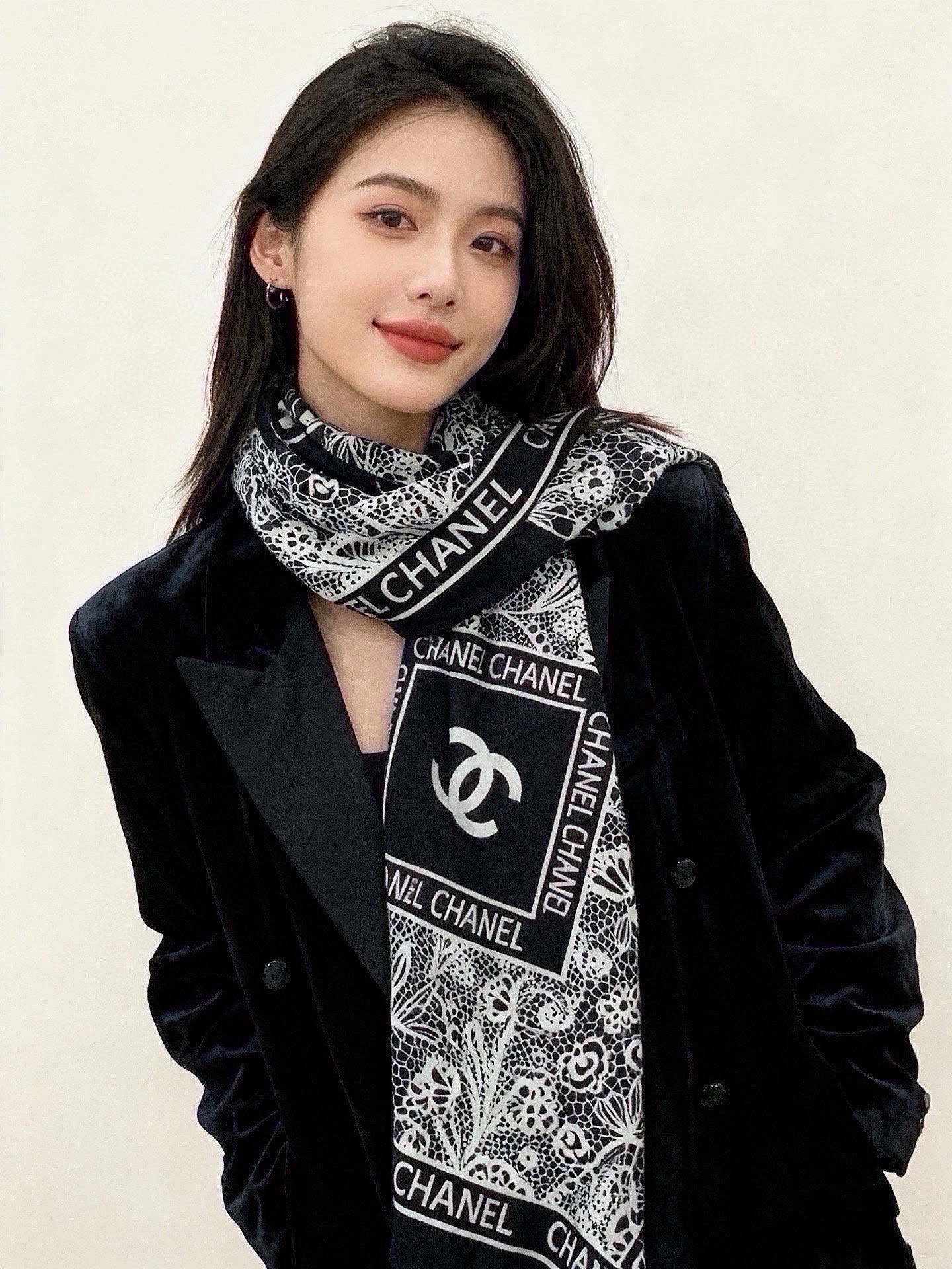 🆕   高级成衣系列～Chanel  【140双面同色丝绒披肩】 此系列谱写一曲自由轻灵的赞歌 本系列作品创新演绎品牌的