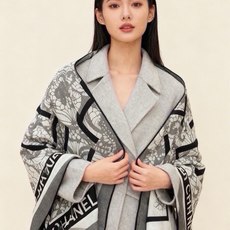 🆕 高级成衣系列~Chanel 【140双面同色丝绒披肩】 此系列谱写一曲自由轻灵的赞歌 本系列作品创新演绎品牌的 🆕 高级成衣系列~Chanel 【140双面同色丝绒披肩】 此系列谱写一曲自由轻灵的赞歌 本系列作品创新演绎品牌的