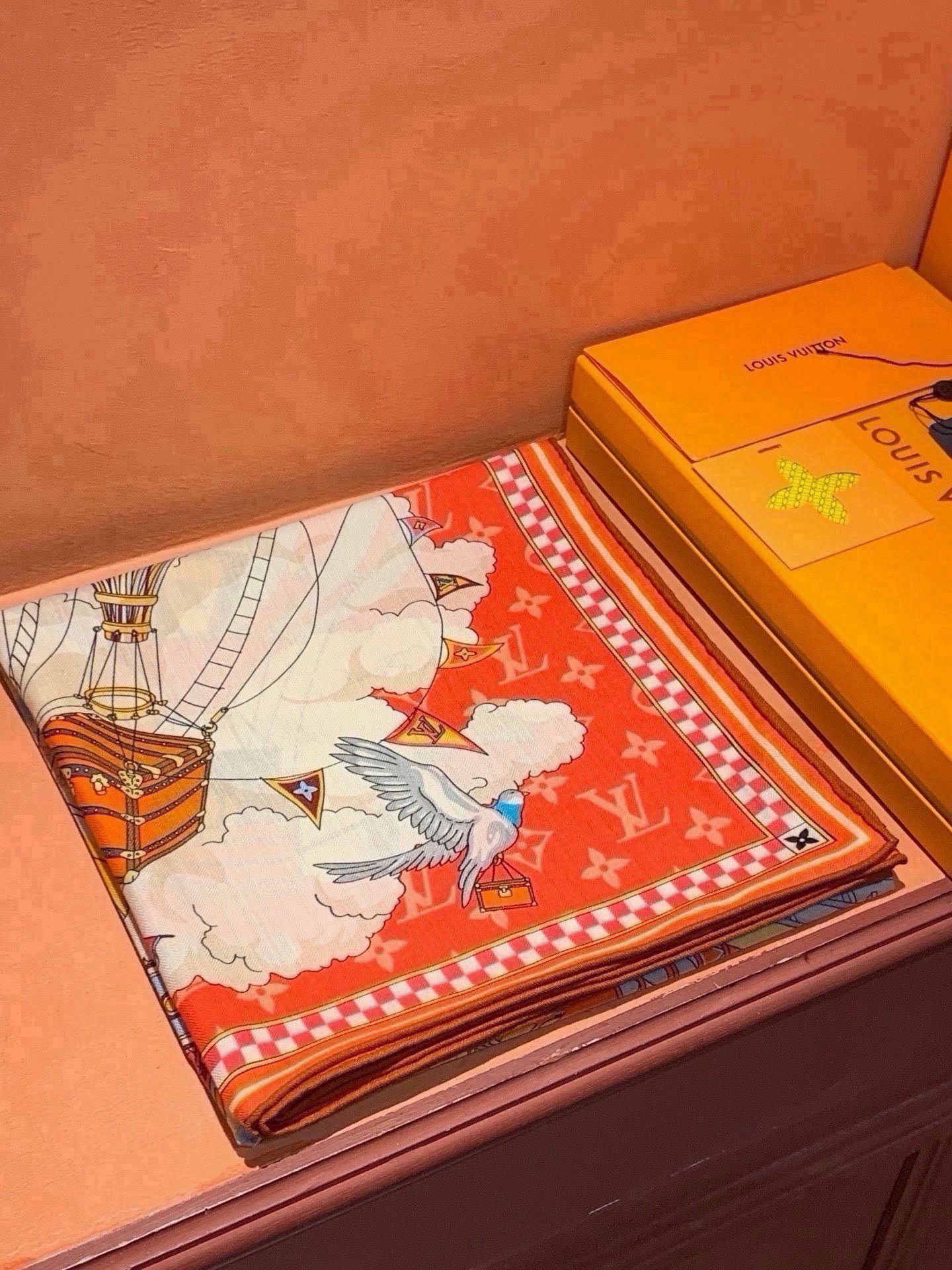 🆕  LV x TM 140披肩 【140顶级丝绒双面同色披肩】 本款L Multicolor披肩出自路易威登与知名日本