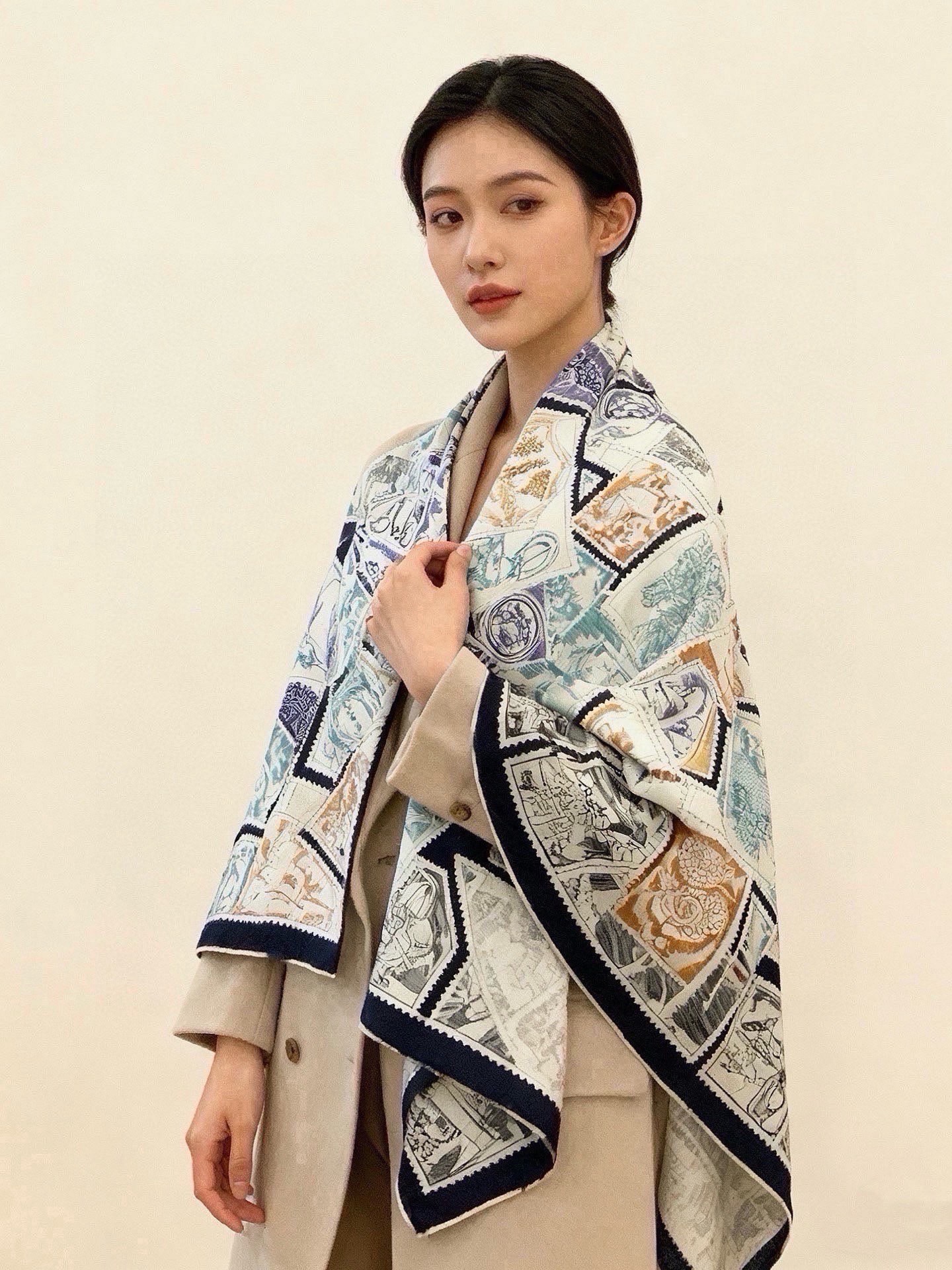 🆕  💟抢先 上新💞【双面同色丝绒 绒方巾】手工卷边山羊绒和真丝混纺披肩（70%山羊绒，30%桑蚕丝） 这款披肩采用经典