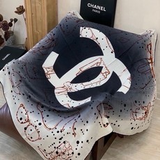 🆕 高级成衣系列~Chanel 【140双面同色丝绒披肩】 此系列谱写一曲自由轻灵的赞歌 本系列作品创新演绎品牌的 🆕 高级成衣系列~Chanel 【140双面同色丝绒披肩】 此系列谱写一曲自由轻灵的赞歌 本系列作品创新演绎品牌的